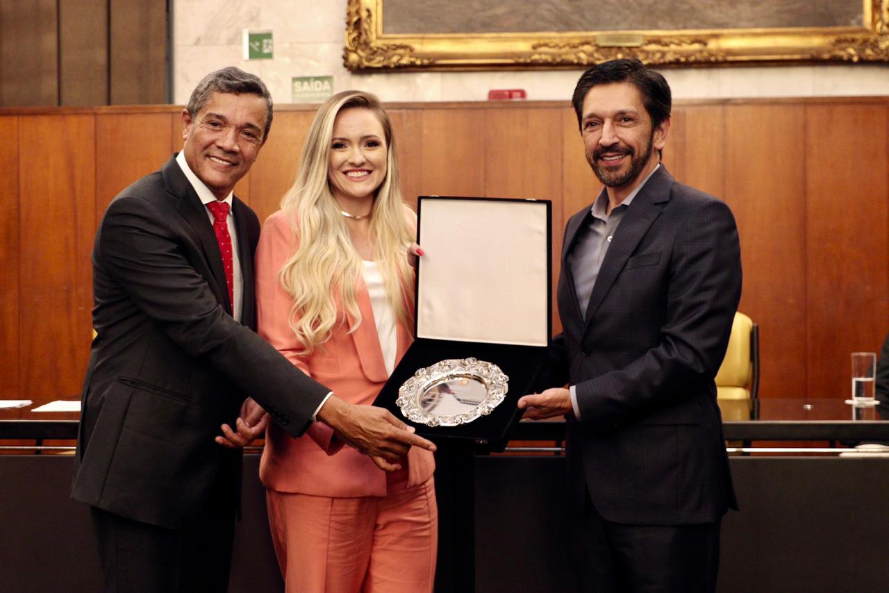 Vereador Paulo Reis, Jacqueline Valadares e prefeito RIcardo Nunes, durante sessão solene de entrega da Salva de Prata ao Sindpesp, na Câmara Municipal